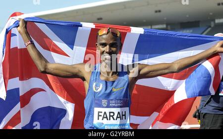 Birmingham, Vereinigtes Königreich. 5. Juni 2016. Mo Farah (GBR) mit Anschluß-Markierungsfahne. IAAF Diamond League. Alexander-Stadion. Perry Barr. Birmingham. VEREINIGTES KÖNIGREICH. 06.05.2016. Bildnachweis: Sport In Bilder/Alamy Live-Nachrichten Stockfoto