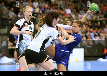 Stuttgart, Deutschland. 5. Juni 2016. Deutschlands Kim Naidzinavicius (L) und Jennifer Rode (C) in Aktion gegen Islands Karen Knutsdottir (R) während der 2016 European Women Handball WM Qualifikation match zwischen Deutschland und Island in Stuttgart, Deutschland, 5. Juni 2016. Foto: FELIX KAESTLE/Dpa/Alamy Live News Stockfoto