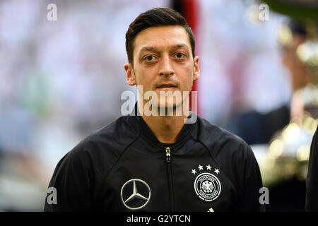 Gelsenkirchen, Deutschland. 4. Juni 2016. Deutschlands Mesut Oezil vor der internationalen Fußball-freundlich-match zwischen Deutschland und Ungarn in der Veltins Arena in Gelsenkirchen, Deutschland, 4. Juni 2016. Foto: FEDERICO GAMBARINI/Dpa/Alamy Live News Stockfoto