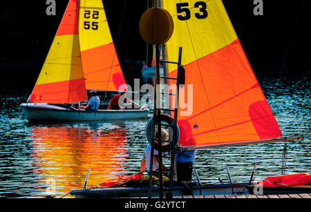 Hannover, Deutschland. 5. Juni 2016. Menschen Segeln in der Abendsonne auf See Maschsee in Hannover, Deutschland, 5. Juni 2016. Foto: PETER STEFFEN/Dpa/Alamy Live News Stockfoto