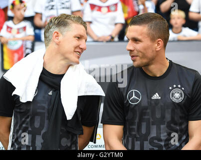 Gelsenkirchen, Deutschland. 4. Juni 2016. Bastian Schweinsteiger (L-R) und Lukas Podolski Deutschlands reden vor den internationalen Fußball Freundschaftsspiel zwischen Deutschland und Ungarn in der Veltins Arena in Gelsenkirchen, Deutschland, 4. Juni 2016. Foto: ARNE DEDERT/Dpa/Alamy Live-Nachrichten Stockfoto