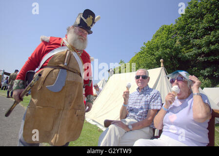 Glasgow, Scotland, UK 5. Juni 2016. UK Wetter Glasgow versengt, "The Rock Of Ages" Historic Scotland-Event in Dumbarton castle heute. Eine historisches Reenactment-Spektakel der zweitausend Jahre der militärischen Geschichte angeschlossen an den Felsen. Einer der größeren britischen napoleonischen Teilnehmer zur Verfügung gestellt Schatten für Touristen, wie er ihr Eis bewundert. Bildnachweis: Gerard Fähre/Alamy Live-Nachrichten Stockfoto