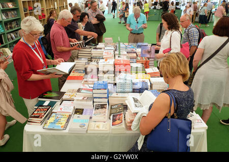 Hay Festival 2016, Wales, UK - Juni 2016 - letzter Tag in diesem Jahre 11-tägigen Hay Festival. Besucher in die Buchhandlung durchsucht das viele neue Buch zum Verkauf, darunter viele Autor signierte Exemplaren. Stockfoto