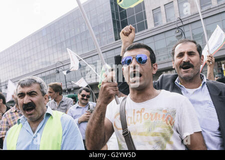 Berlin, Berlin, Deutschland. 5. Juni 2016. Aktivisten und Demonstranten während einer kurdischen Kundgebung in Neukölln und Kreuzberg gegen die aktuelle politische Situation der Kurden in Irakisch-Kurdistan und der Region Kurdistan und den Status der politischen Opposition in der Türkei organisiert von HDP Berlin (Halklarin Demokratik Partisi) und andere pro-kurdischen Gruppen. © Jan Scheunert/ZUMA Draht/Alamy Live-Nachrichten Stockfoto