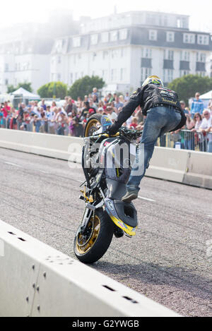 Bournemouth, Dorset, Großbritannien. Juni, 2016. Motorrad stunt rider Unterhaltung der Massen an der jährlichen Räder Festival, das Tausende von Besuchern in die Stadt am Meer mit sich bringt. Stockfoto