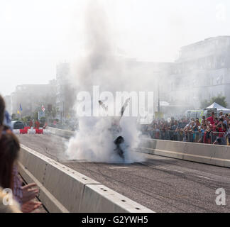 Bournemouth, Dorset, Großbritannien. Juni, 2016. Motorrad stunt rider Unterhaltung der Massen an der jährlichen Räder Festival, das Tausende von Besuchern in die Stadt am Meer mit sich bringt. Stockfoto