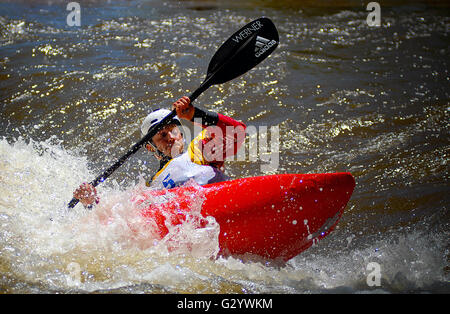 Lyons, Colorado, USA. 4. Juni 2016. Französische Paddler, Dumoulin Mathieu, während Freestyle-Kajak-Aktion auf dem Süden Saint Vrain Fluß an der Lyon-Spiele im Freien, Lyons, Colorado. Bildnachweis: Csm/Alamy Live-Nachrichten Stockfoto