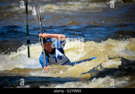 Lyons, Colorado, USA. 4. Juni 2016. Ein Slalom-Paddler, während Kajak-Aktion auf dem Süden Saint Vrain Fluß an der Lyon-Spiele im Freien, Lyons, Colorado. Bildnachweis: Csm/Alamy Live-Nachrichten Stockfoto