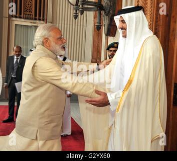 Emir von Katar Scheich Tamim Bin Hamad Al Thani, Recht, grüßt der indische Premierminister Narendra Modi vor ihrem bilateralen Treffen in Emiri Diwan 5. Juni 2016 in Doha, Katar. Stockfoto