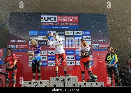 Womens Podium feiern bei den Mountainbike-Weltcup, Fort William. 5. Juni 2016. Gewinner Rachel Atherton GBR. Stockfoto