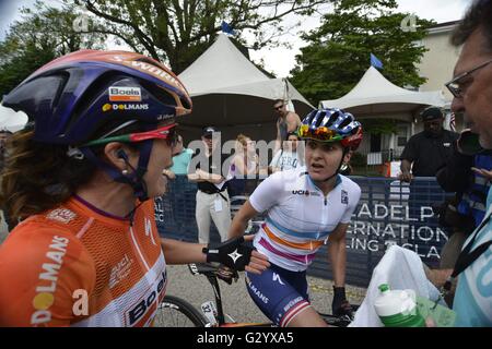 Philadelphia, Pennsylvania, USA. 5. Juni 2016. Gewinner MEGAN GAURNIER und 2013 / 2014 Gewinner EVELYN STEVENS, gehen beide mit Team Boels-Dolmans Cycling Team über dem Schlussanstieg nach Fertigstellung auf Sonntag, 5. Juni 2016 UCI Women World Tour Philadelphia Cycling Classic. Pro-Radfahrer auf einen 73.8miles/118.7km Kurs in Philadelphia Pennsylvania Credit konkurrieren: Bastiaan Slabbers/ZUMA Draht/Alamy Live News Stockfoto