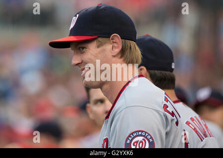 Philadelphia, Pennsylvania, USA. 31. Mai 2016. Washington Nationals ab Krug Stephen Strasburg (37) blickt auf von der Trainerbank in der MLB-Spiel zwischen den Washington Nationals und Philadelphia Phillies im Citizens Bank Park in Philadelphia, Pennsylvania. Die Washington Nationals gewann 5: 1. Christopher Szagola/CSM/Alamy Live-Nachrichten Stockfoto