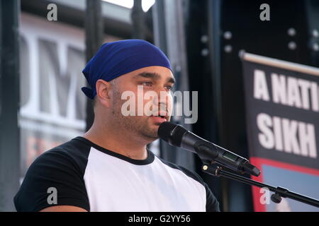 London, England, Vereinigtes Königreich: 5. Juni 2016: Lautsprecher Sarb Rajoana TV Rallye, sucht Gerechtigkeit für 1984 Massacares auf den goldenen Tempel in Trafalgar Quadrat, London. Foto: siehe Li Stockfoto