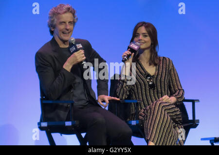 Washington, DC, USA. 5. Juni 2016. Peter Capaldi und Jenna-Louise Coleman, wer die zwölfte Arzt und Clara Oswald auf Doctor Who, tut ein Q&A an Awesome Con 2016 darzustellen statt in Washington DC. Bildnachweis: Evan Golub/ZUMA Draht/Alamy Live-Nachrichten Stockfoto