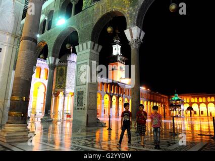 Damaskus, Syrien. 5. Juni 2016. Syrische Kinder gehen in den Hof der Umayyaden-Moschee in Damaskus, die Hauptstadt Syriens, 5. Juni 2016. Spezielle Abendgebet wurden Sonntagabend durchgeführt, markieren den Beginn des Ramadan in Syrien. © Ammar/Xinhua/Alamy Live-Nachrichten Stockfoto