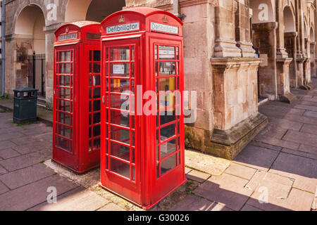 Defibrillator in ein altes rotes Telefon box in Monmouth, Monmouthshire, England, UK Stockfoto