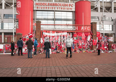 Fans freuen sich auf die Ehrungen bei Middlesbrough Football-Stadion, Alastair Brownlee, Fußball-Kommentator, starb im November 2015 Stockfoto
