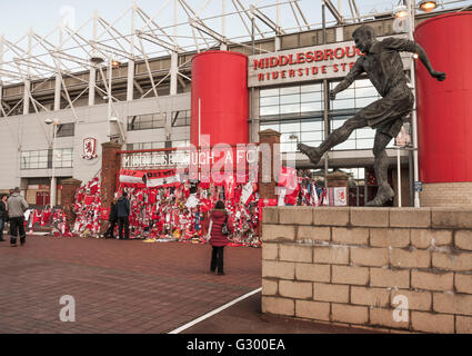 Fans freuen sich auf die Ehrungen bei Middlesbrough Football-Stadion, Alastair Brownlee, Fußball-Kommentator, starb im November 2015 Stockfoto