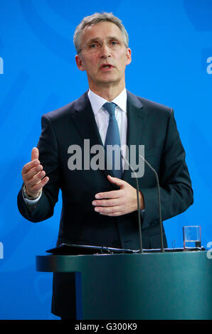 Jens Stoltenberg - Treffen der dt. Bundeskanzlerin Mit Dem NATO-Generalsekretaer, Bundeskanzleramt, 2. Juni 2016, Berlin. Stockfoto