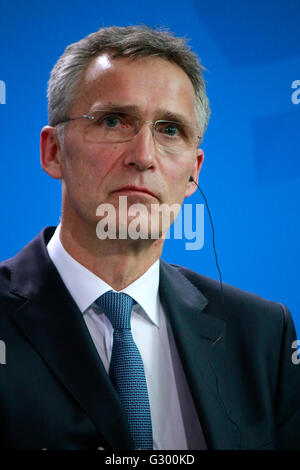 Jens Stoltenberg - Treffen der dt. Bundeskanzlerin Mit Dem NATO-Generalsekretaer, Bundeskanzleramt, 2. Juni 2016, Berlin. Stockfoto