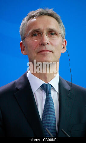 Jens Stoltenberg - Treffen der dt. Bundeskanzlerin Mit Dem NATO-Generalsekretaer, Bundeskanzleramt, 2. Juni 2016, Berlin. Stockfoto