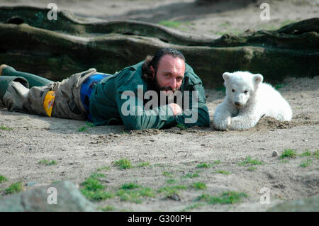 Knut Mit seit Pfleger Thomas Doerflein - Logoanimation des Eisbaerenbabys Knut Im Berliner Zoo bin 23. Maerz 2007, Berlin-Charl Stockfoto