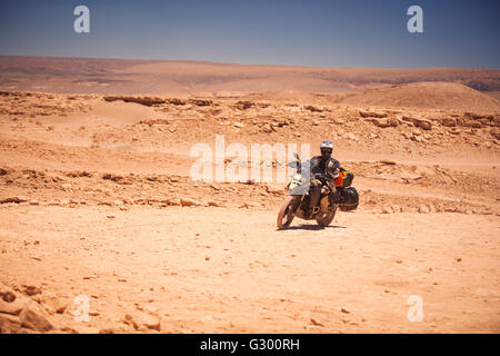Fahrer fährt auf einem Motorrad der Atacama-Wüste. Amerika Stockfoto