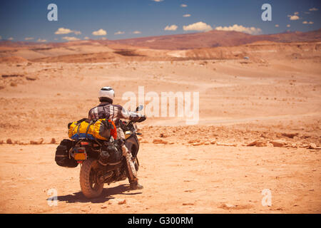 Fahrer fährt auf einem Motorrad der Atacama-Wüste. Amerika Stockfoto