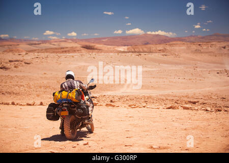 Fahrer fährt auf einem Motorrad der Atacama-Wüste. Amerika Stockfoto