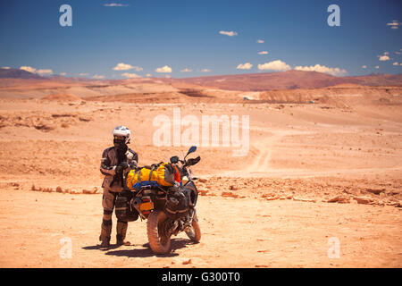 Fahrer fährt auf einem Motorrad der Atacama-Wüste. Amerika Stockfoto
