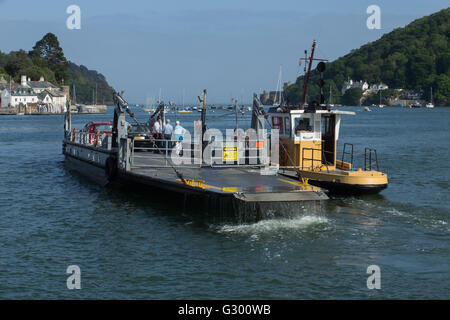 Die unteren Autofähre über den Fluss Dart von Dartmouth nach Kingswear in Devon Stockfoto