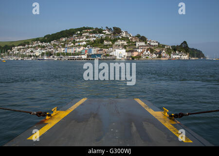 Kingswear, Devon, gesehen von der Autofähre überqueren den Fluss Dart von Dartmouth Stockfoto