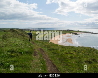 Weibliche Walker auf Fife Coastal Path oben Earlsferry Schottland veröffentlichten Vorfahrt und beliebten Long Distance Wanderweg entlang den Firth of Forth Stockfoto