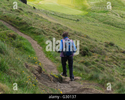 Weibliche Walker Fife Coastal Path Schottland veröffentlichten Vorfahrt und beliebter Wanderweg entlang dem Firth of Forth schönen Wandertag Langdistanz Stockfoto