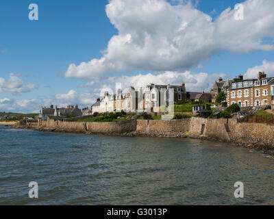 Blick über den Firth of Forth, front-Eigenschaften Elie Fife Schottland ein ehemaliger Royal Burgh Wasser einer kleinen schottischen Küstenstadt am einen schönen Maifeiertag Stockfoto