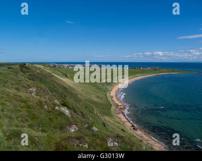 Zeigen Sie bis hin zu Earlsferry und Elie Fife Schottland von Fife Coastal Path auf einer schönen Maifeiertag Wetter mit blauem Himmel an, einer Küstenstadt und ehemalige Royal Burgh Stockfoto