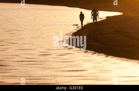 Port Stanley, Kanada - 31. Mai 2016. Die Menschen gehen entlang Hauptstrand in Port Stanley am Ende eines Sommertages. Stockfoto