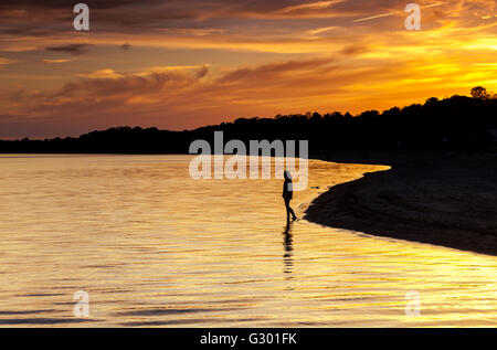 Port Stanley Ontario, Kanada - 31. Mai 2016. Eine junge Frau testet die Temperatur des Wassers in Port Stanley Hauptstrand. Stockfoto