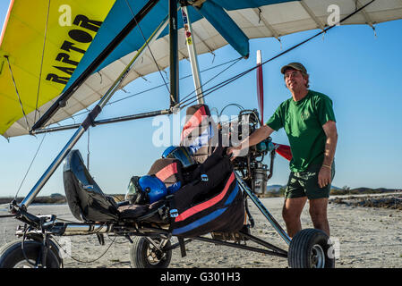 Vor dem Flug von Ultraleicht Trike bei Fly-in Wettbewerben auf Samstag, 28. Mai 2016, in Uis, Namibia. Sechzehn Flugzeuge nahmen Teil an den Wettbewerben über zwei Tage. Rund 300 Flugbewegungen wurden von den Richtern protokolliert. In diesem Jahr zum 13. Mal die Fly-in-Wettbewerbe des Auftretens ist und zum zweiten Mal fand es statt in Uis nahe Brandberg, Namibias höchstem Berg. Stockfoto