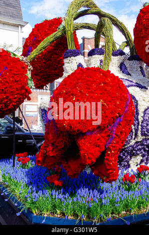 Flower Parade Float und Blumenskulpturen in der jährlichen Holland Blumenkorso. 2016-Thema war Blumen & Mode. Stockfoto