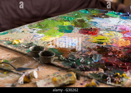 Nahaufnahme des Malers bunte Palette von blended Ölfarben in einem studio Stockfoto