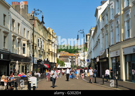 Das Stadtzentrum von Hastings, East Sussex, UK, Blick nach Osten, Robertson street Stockfoto