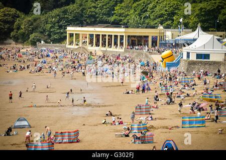 Menschen am Strand von der Badeort Barry Island in Wales. Stockfoto