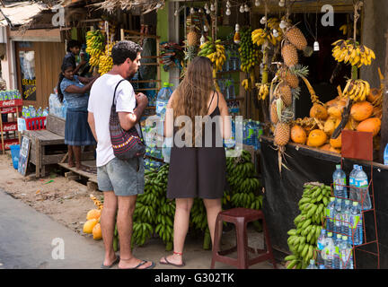 Sri Lanka, Ella, Touristen Einkaufen in Obst-und Gemüsemarkt Stockfoto