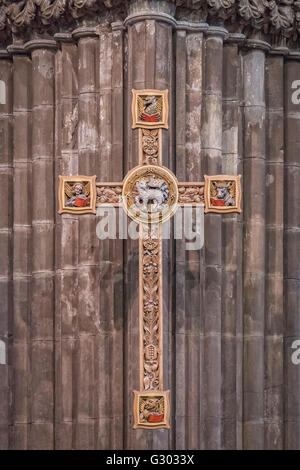 Eine wunderschön geschnitzte Holzkreuz im Innern der Kathedrale von Glasgow in Schottland. Stockfoto