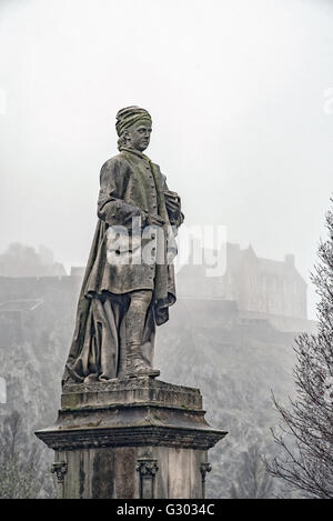 Allan Ramsay Statue und Edinburgh Castle in Nebel im Hintergrund behandelt. Stockfoto