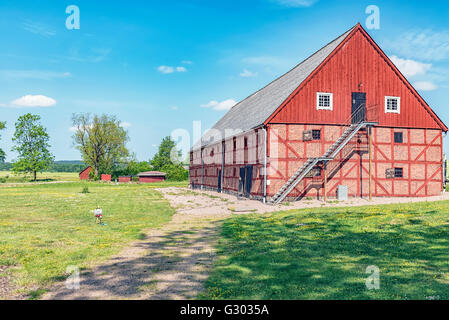 Eine alte Scheune in rotem Backstein in der ländlichen Gegend von Swedens Halland Region festgelegt. Stockfoto