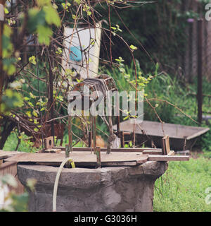 Bild von einem alten Brunnen und einem ländlichen Leben. Stockfoto