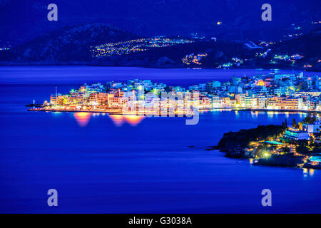 Agios Nikolaos in der Nacht, Kreta, Griechenland. Agios Nikolaos ist eine malerische Stadt im östlichen Teil der Insel Kreta. Stockfoto