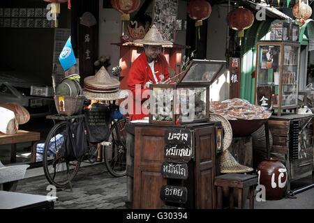 China Town Street Market Vendor in traditionellem Chinesisch-rotem Kostüm. Thailand S. E. Asien Stockfoto